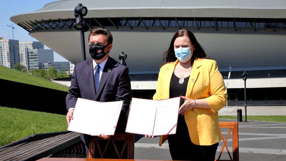 Śląskie. Wiceminister Małgorzata Jarosińska-Jedynak i prezydent Marcin Krupa podpisali porozumienie w sprawie organizacji Światowego Forum Miejskiego 2022.