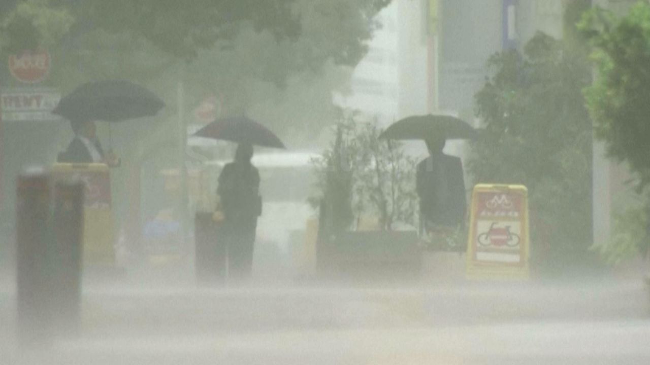 Ewakuują 390 tys. osób. Tropikalna burza nad Japonią