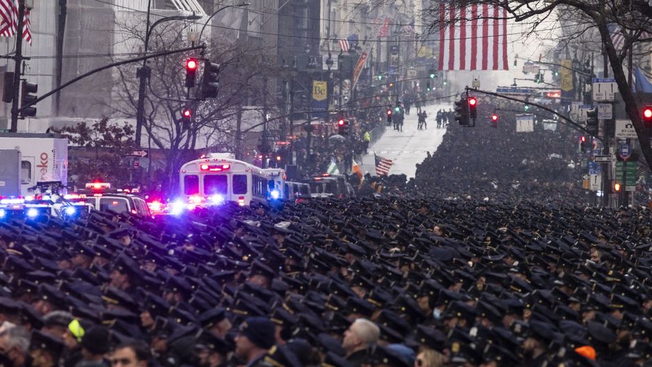 Tysiące policjantów w żałobie na ulicach Nowego Jorku. Tak żegnali kolegów