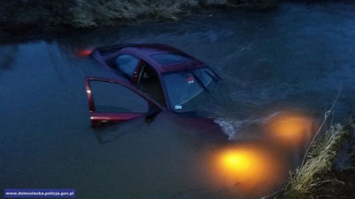 Puste auto w jeziorze. Policja ustaliła personalia kierowcy