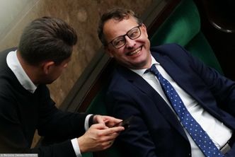 Ukrywa się przed policją, ale bierze kasę z Sejmu. Oto ile dostaje Romanowski