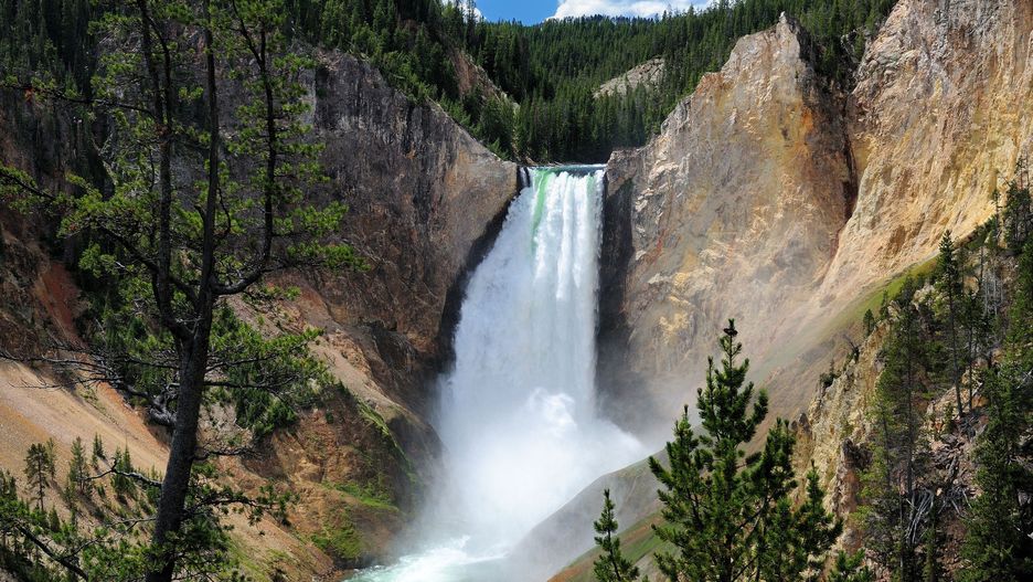 Wodospad Lower Yellowstone Falls mierzy prawie 100 m wysokości
