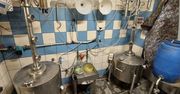Domowa gorzelnia pod Jarosławem. Policja i KAS przejęły ponad 630 litrów nielegalnego alkoholu