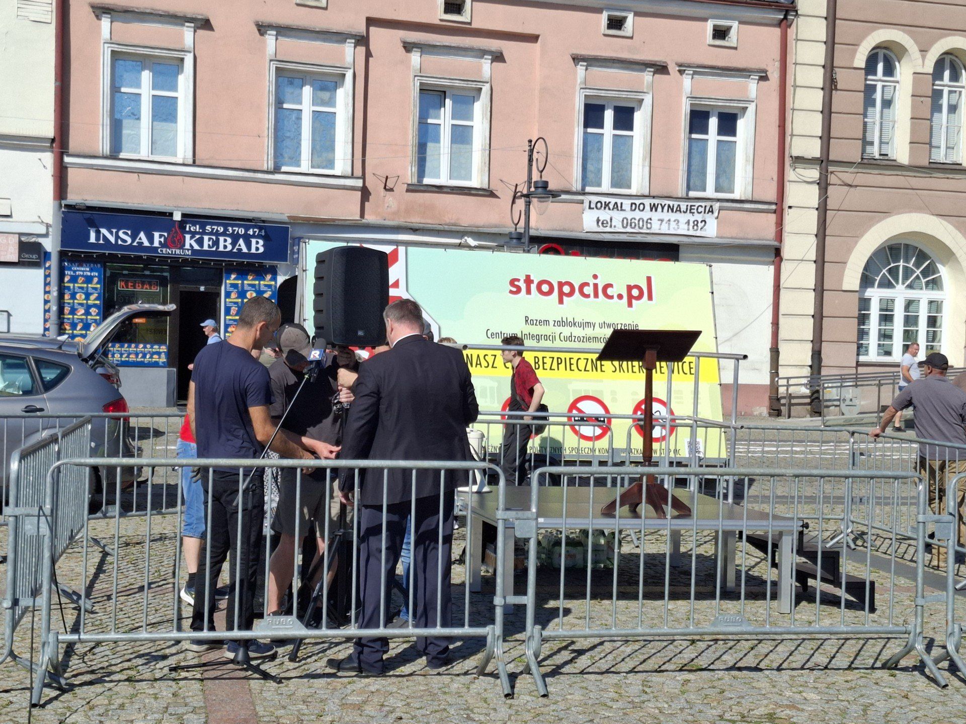 Na Rynku w Skierniewicach trwa protest przeciwko masowej migracji