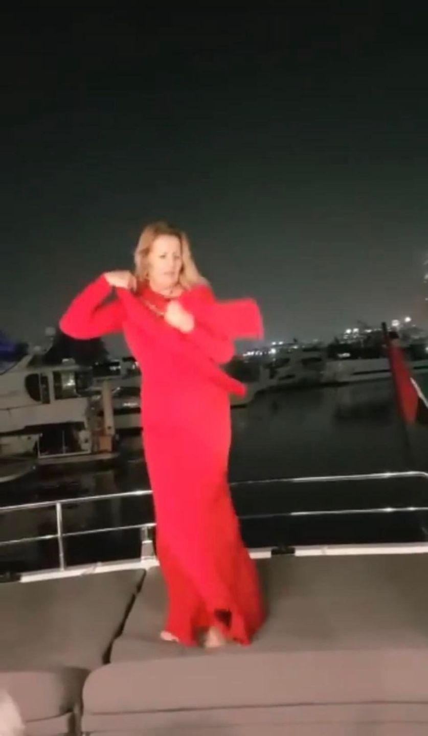 Grażyna Szapołowska tańcuje boso na jachcie w Dubaju