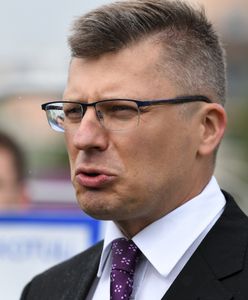 Kampania wyborcza w Rzeszowie. Ulotki Marcina Warchoła przed kościołami