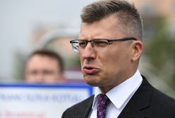 Kampania wyborcza w Rzeszowie. Ulotki Marcina Warchoła przed kościołami