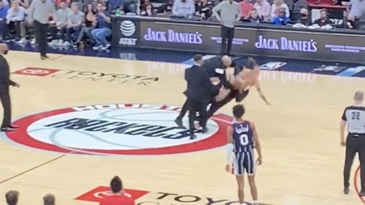 Półnagi kibic przerwał mecz NBA 