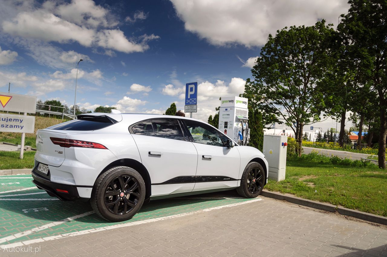 Jaguar I-Pace przy ładowarce w Elblągu