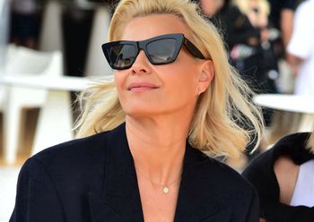 Tak wystroiła się na koncert. Elegancka sukienka poszła w odstawkę