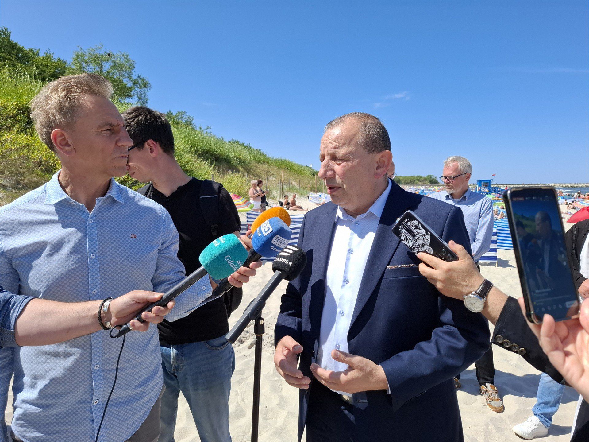 Konferencja burmistrza Ustki, Jacka Maniszewskiego, na plaży wschodniej w Ustce.
