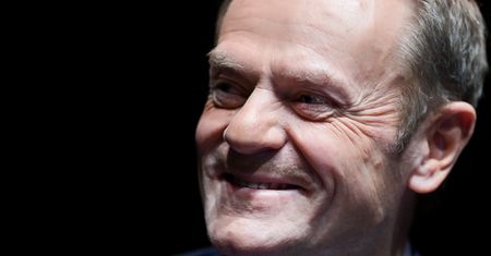 Donald Tusk docina Morawieckiemu. Przypomniał o innej szczepionce