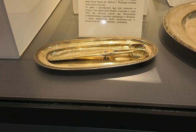 Biskupie nożyczki do wycinania tonsury. Eksponat w Muzeum Archid