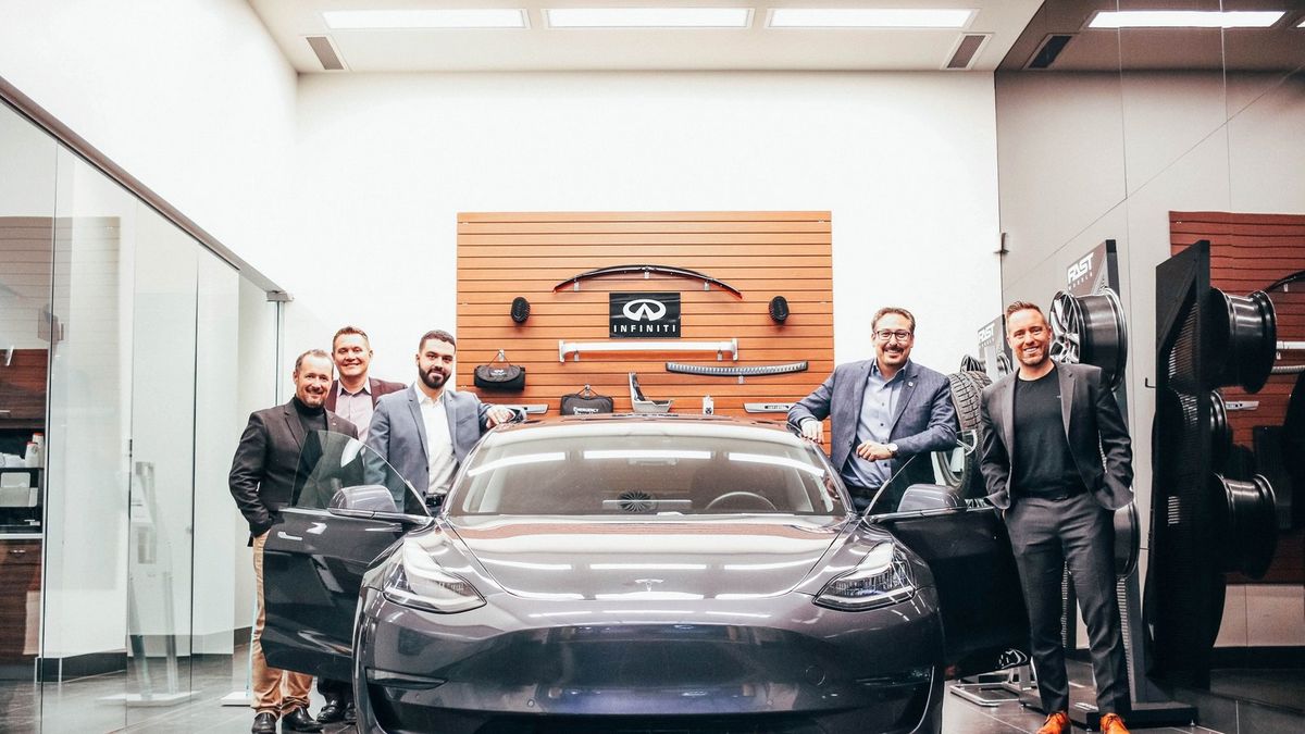 Dealer chętnie pośredniczył w zakupie Tesli.