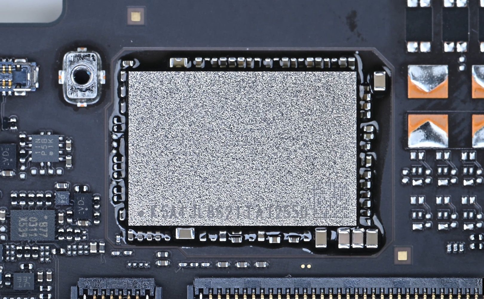 Apple MacBook Neo - wymiana dysku SSD
