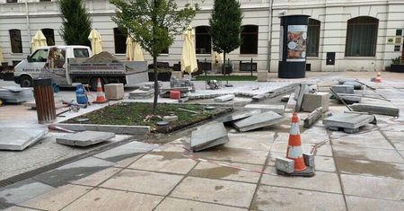 Brukarze zrywają nawierzchnię z placu Litewskiego. Wszystko przez popękane płyty