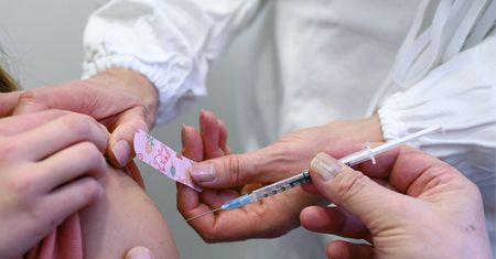 "Przyszła martwica". Gabryś miał umrzeć po szczepieniu. Rodzina zabiera głos