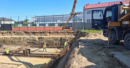 Budowa basenu "Delfinek" nabiera tempa. Rozpoczęto betonowanie ław fundamentowych!