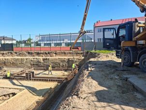 Budowa basenu "Delfinek" nabiera tempa. Rozpoczęto betonowanie ław fundamentowych!