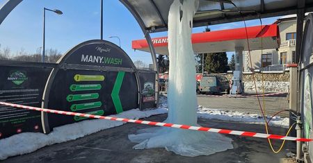 Przy takich mrozach nawet myjnia zamarzła. Kierowcy przecierają oczy ze zdumienia, a zdjęcia i nagrania podbijają internet