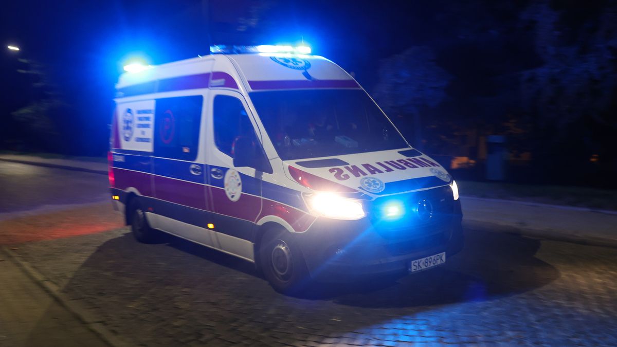 Knurów, 12.08.2024. Akcja ratownicza na terenie kopalni Knurów-Szczygłowice Ruch Knurów, 12 bm. Wg informacji Jastrzębskiej Spółki Węglowej w poniedziałek, 11 bm. o 21:26 doszło do wstrząsu na poziomie 850 metrów. W rejonie zdarzenia przebywało 9 pracowników, 8 z nich udało się wycofać, trwają poszukiwania jednego z górników. (jm) PAP/Michał Meissner