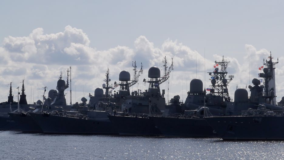 Russian warships during preparations for the 'Russia Navy Day' parade in Kronstadt, outside St. Petersburg, Russia, 25 July 2022. The 'Russia Navy Day' is celebrated annually on the last Sunday of July. EPA/ANATOLY MALTSEV Dostawca: PAP/EPA.