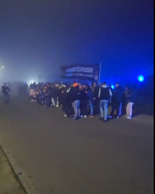 Fani Buddy zorganizowali PROTEST przed aresztem w Nowogardzie