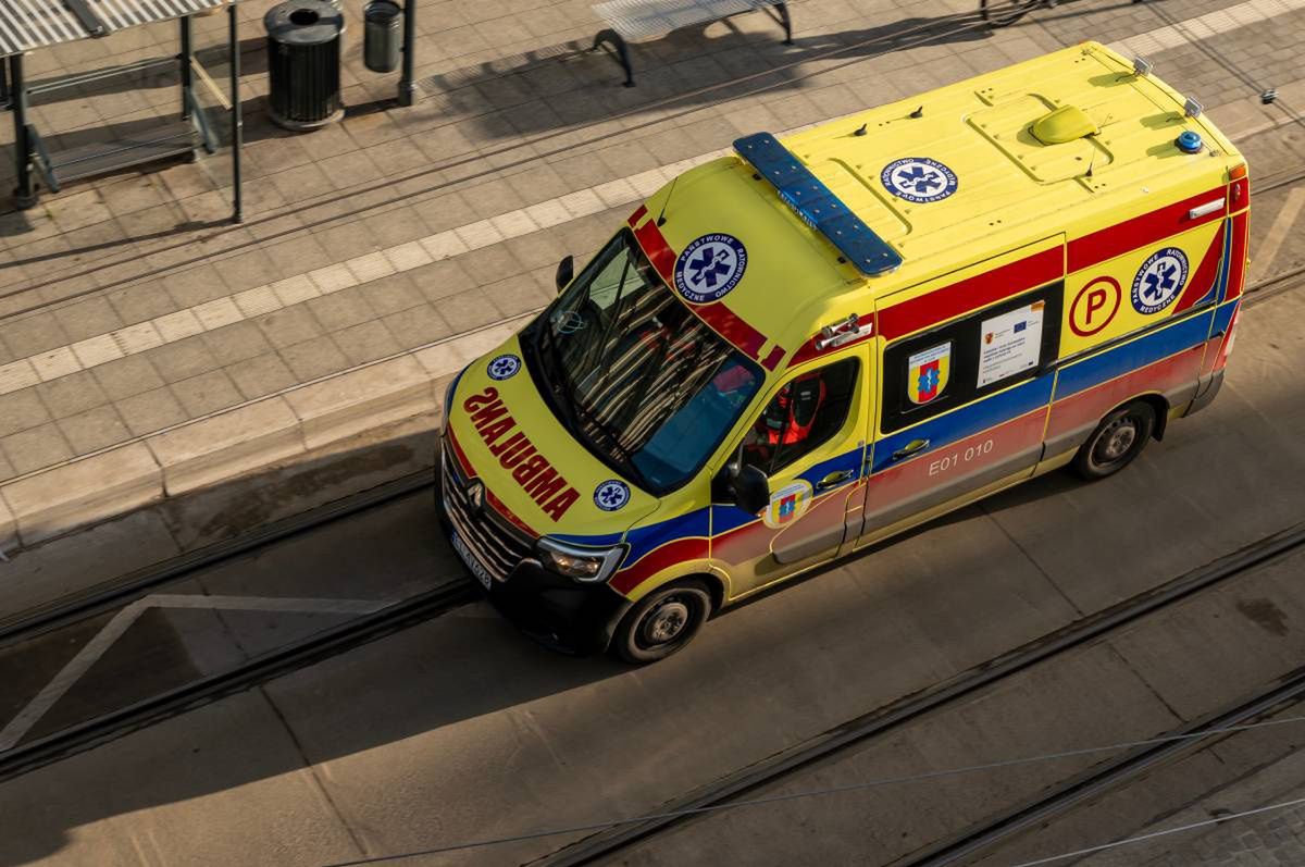 Pow. krasnostawski: Wypadek z udziałem rowerzysty. Jedna osoba trafiła do szpitala