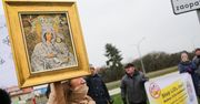 Z Matką Boską przed Lidlem. Protestujący wyszli na ulice