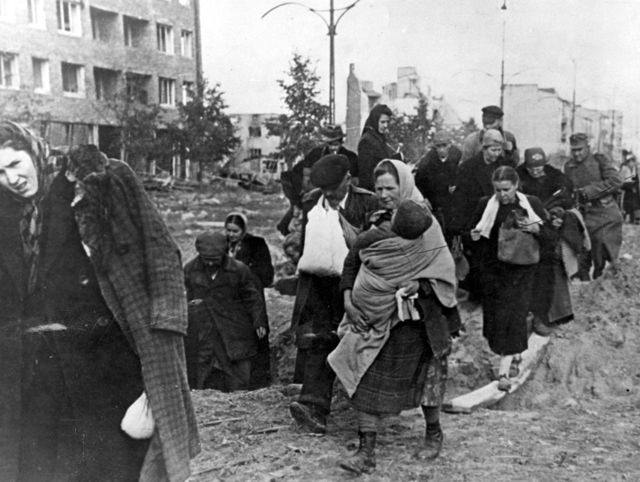 Mieszkańcy opuszczają stolicę po kapitulacji powstania warszawskiego