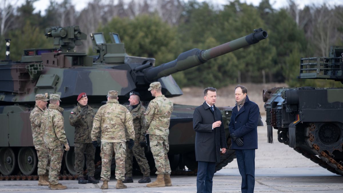 Na zdjęciu minister obrony Mariusz Błaszczak i ambasador USA Mark Brzezinski na tle czołgów i żołnierzy