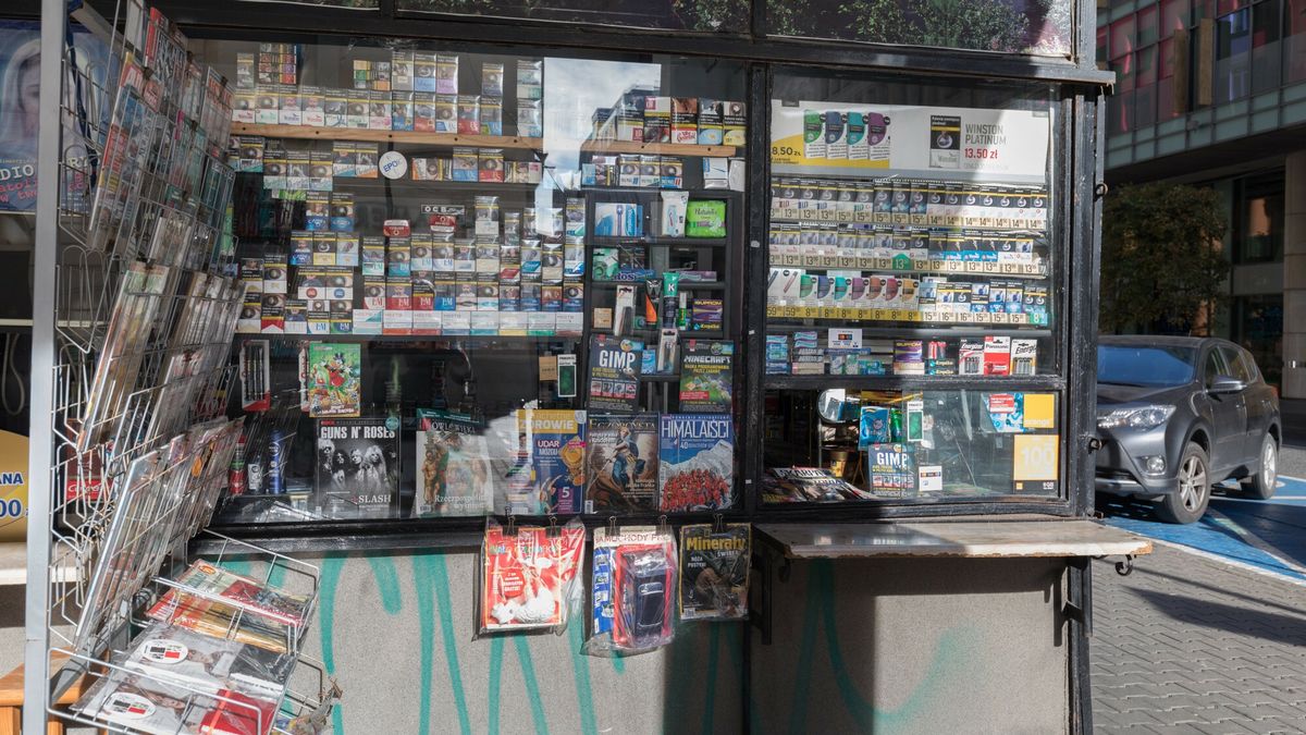 Stock Arkadiusz Zi�?ek
fot: Arkadiusz Ziolek/ East News.

n/z Stary kiosk z biletami, papierosami, prasa.
ARKADIUSZ ZIOLEK