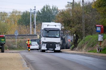 Uwaga kierowcy: ruszyło asfaltowanie ul. Janowskiej. Ruch wahadłowy i spore korki | ZDJĘCIA