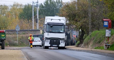Uwaga kierowcy: ruszyło asfaltowanie ul. Janowskiej. Ruch wahadłowy i spore korki | ZDJĘCIA