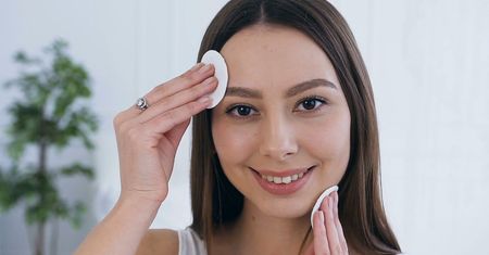 5 produktów, którymi zmyjesz makijaż