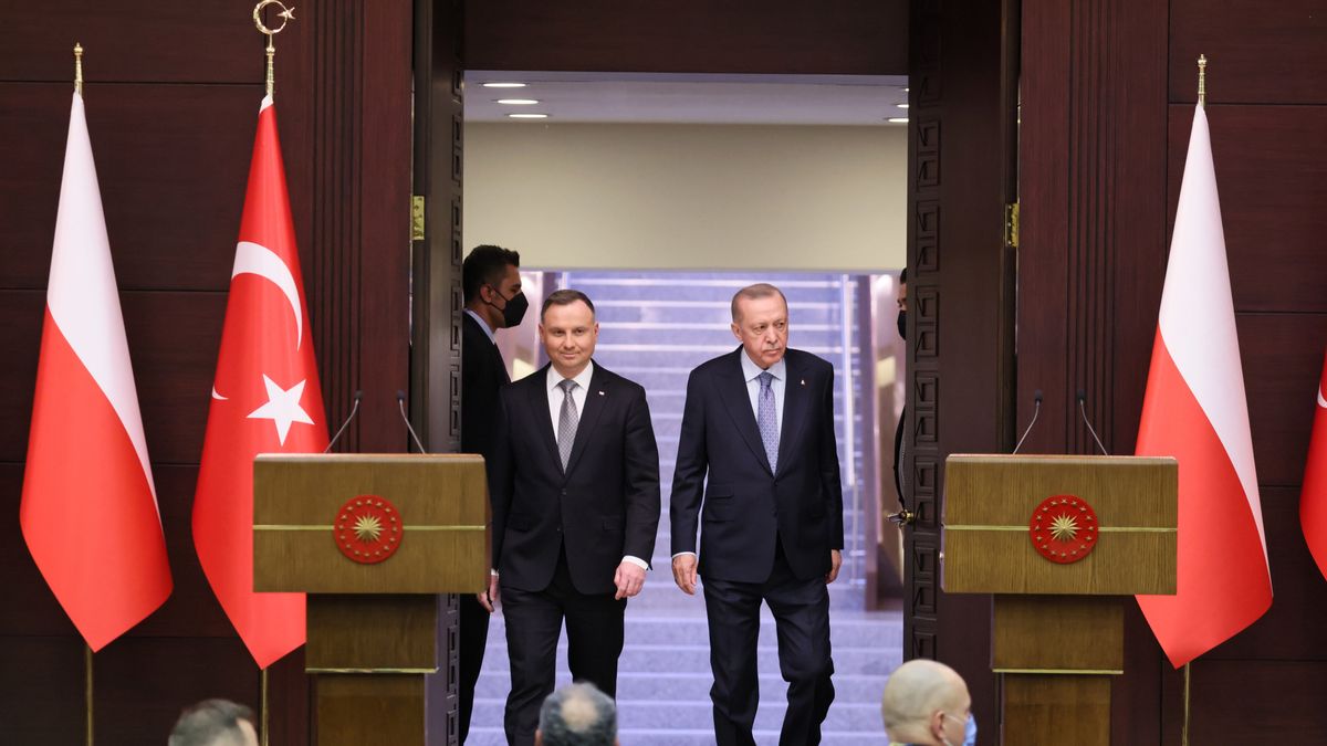 Na zdjęciu prezydenci Andrzej Duda i Recep Tayyip Erdogan wychodzący na konferencję prasową