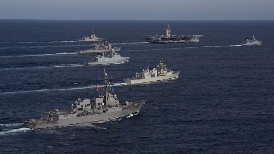 Fregata Hessen (pierwsza z prawej, przed lotniskowcem) w składzie eskorty amerykańskiego lotniskowca USS Gerald R. Ford