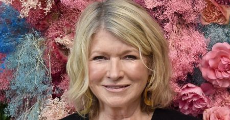 81-letnia Martha Stewart pozuje w stroju kąpielowym na okładce magazynu. Internauci do grafika: "Gdzie są nieedytowane zdjęcia?" (FOTO)