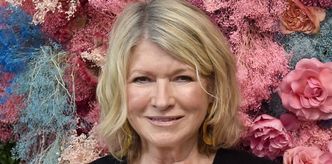 81-letnia Martha Stewart pozuje w stroju kąpielowym na okładce magazynu. Internauci do grafika: "Gdzie są nieedytowane zdjęcia?" (FOTO)