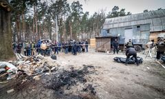 Johnson: działania Rosjan w Buczy nie są dalekie od ludobójstwa