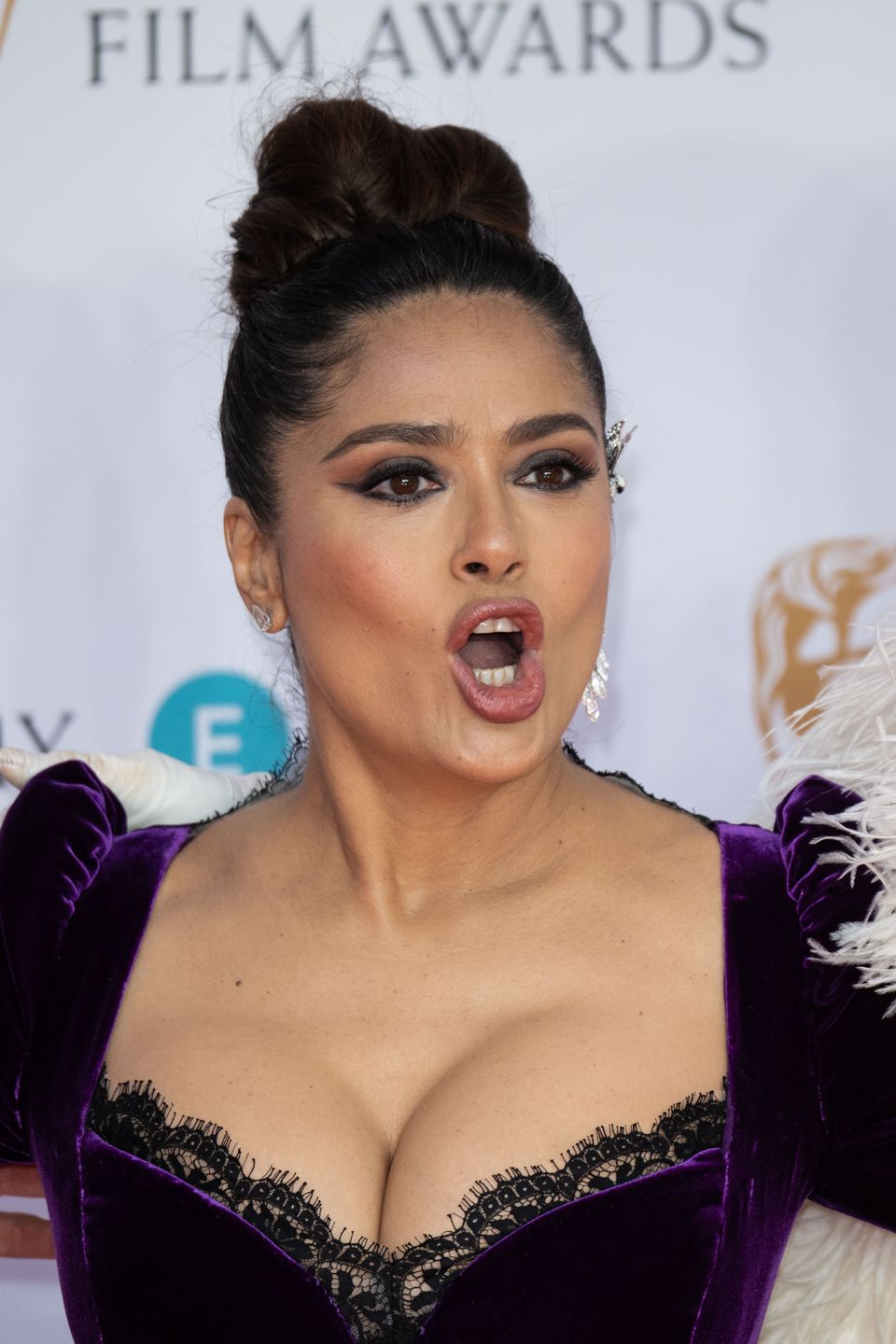 Salma Hayek tańczy na stole i pręży wysportowane ciało w skąpym bikini