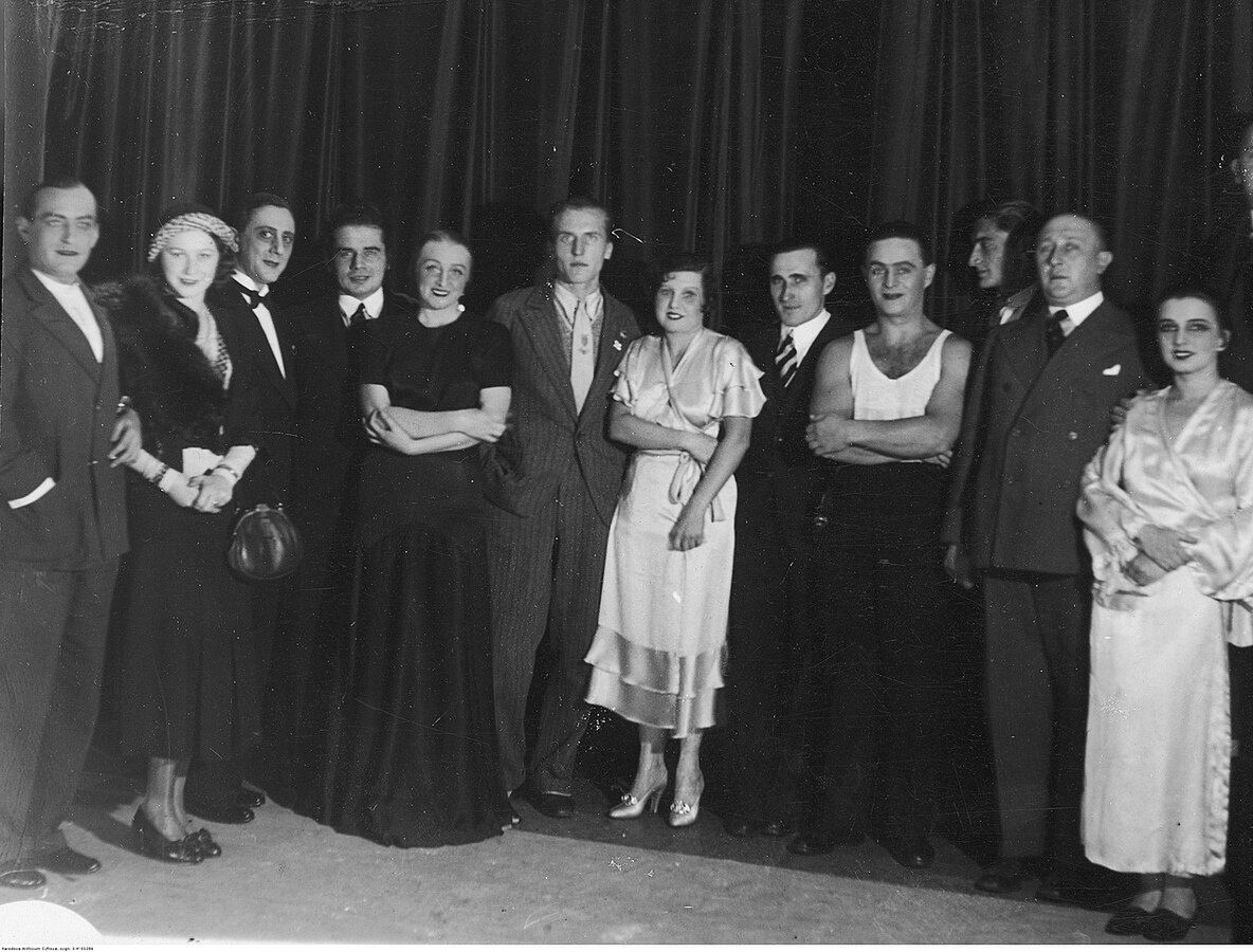 Październik 1932. Teatr Banda w Warszawie. Od lewej: Tadeusz Olsza, Loda Halama, Fryderyk Jarossy, Władysław Dan-Daniłowski, Hanka Ordonówna, fiński lekkoatleta Volmari Iso-Hollo, Zula Pogorzelska, lekkoatleta Janusz Kusociński, Adolf Dymsza, zawodnik "Warszawianki" Stefan Korngold, Ludwik Lawiński, Stefania Górska 