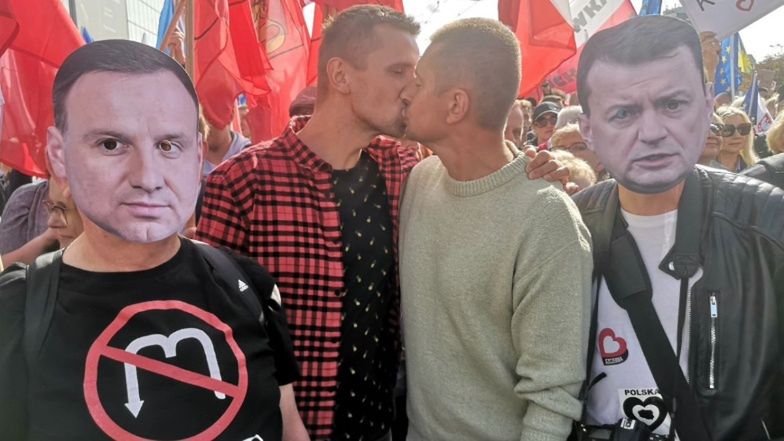 Homoseksualne małżeństwo całuje się na "Marszu Miliona Serc" między mężczyznami w maskach... Andrzeja Dudy i Mariusza Błaszczaka (FOTO)