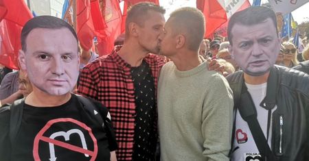 Homoseksualne małżeństwo całuje się na "Marszu Miliona Serc" między mężczyznami w maskach... Andrzeja Dudy i Mariusza Błaszczaka (FOTO)
