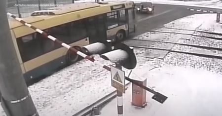 Kierowca autobusu stanie przed sądem. O włos od tragedii