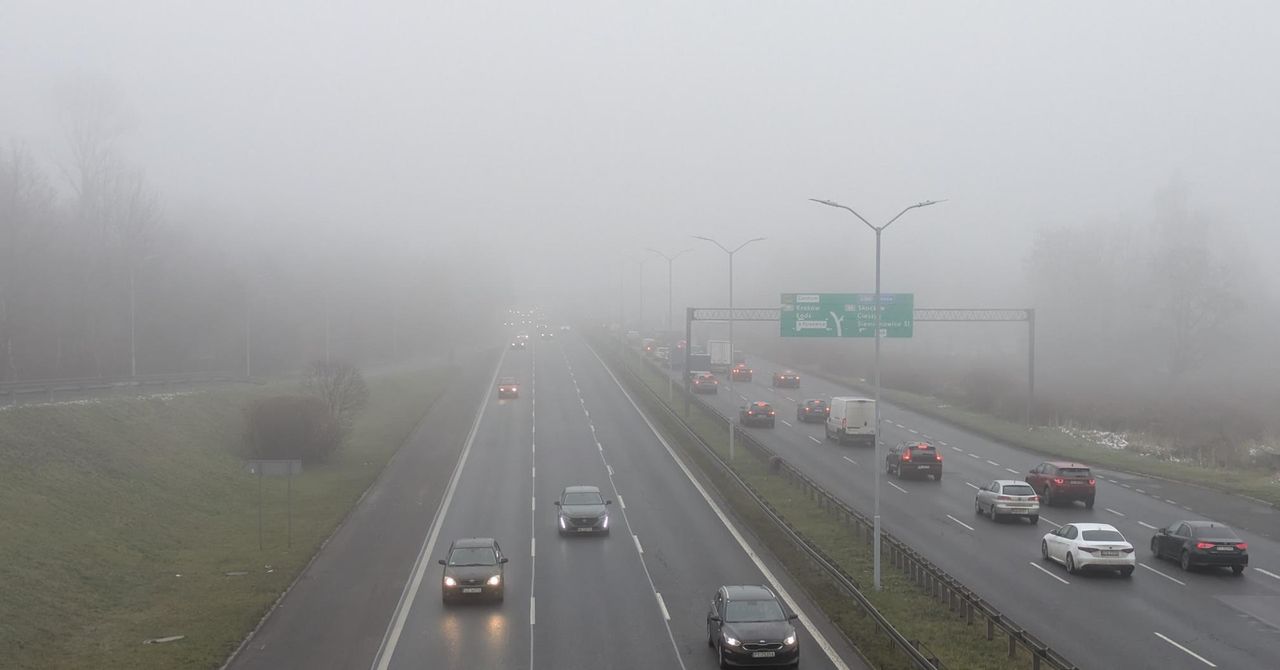 Śląskie pod grubą warstwą mgły. Trudne warunki na drogach. Sprawdź prognozę pogody na kolejne dni