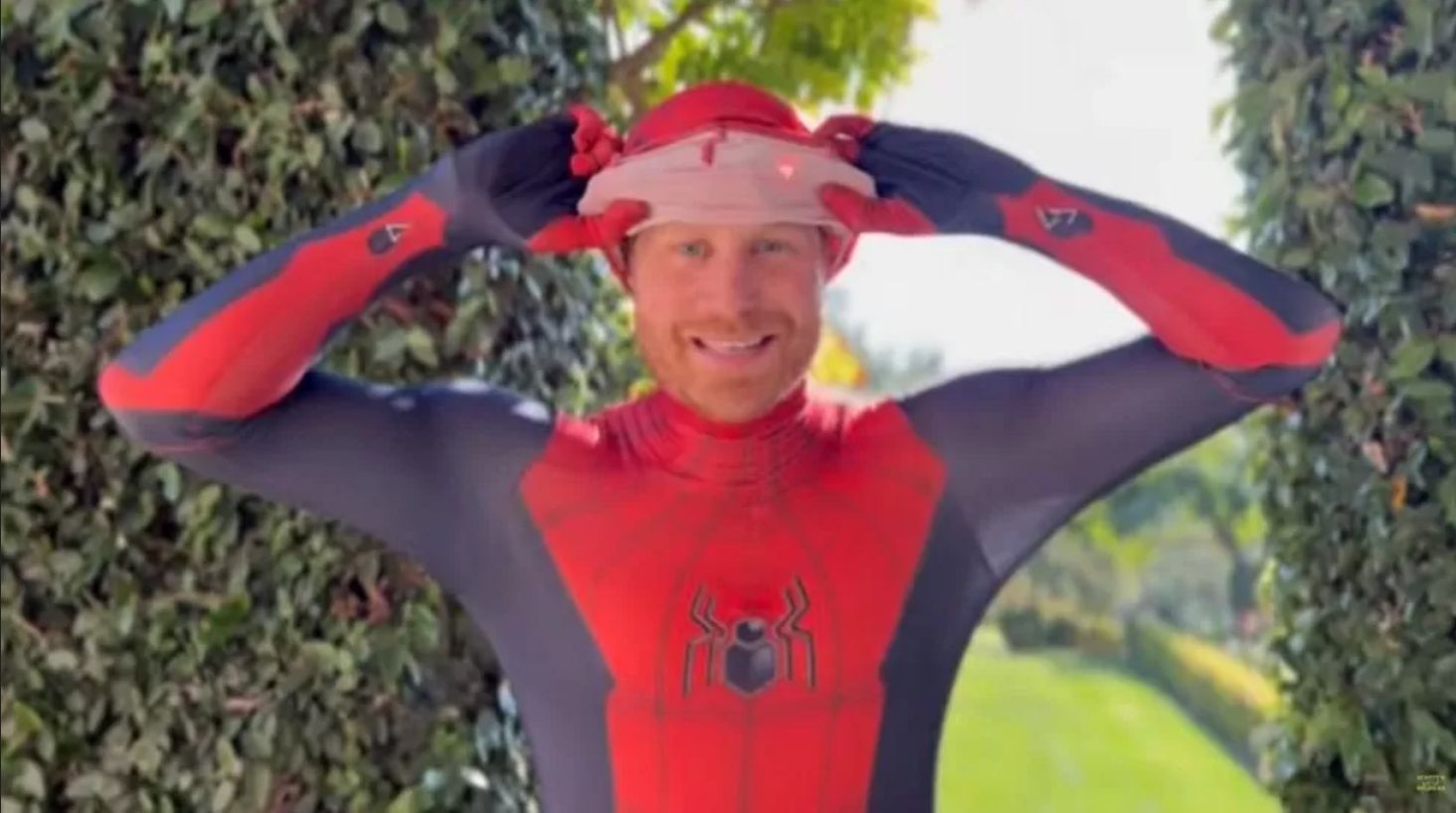 Książę Harry w przebraniu SPIDER-MANA podbija serca dzieci w świątecznym spocie