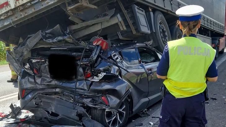 DK11 zablokowana w Garbatce. Utrudnienia po zdarzeniu drogowym