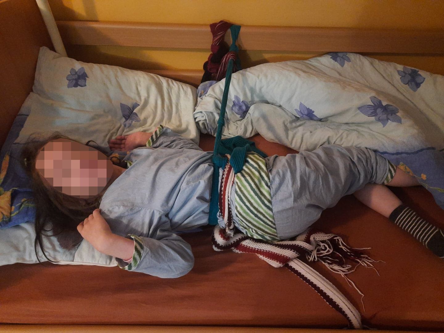 Ola, była opiekunka: Do wiązania dzieci wykorzystuje się szalik albo chustę. Szykujesz pętlę za dnia. Potem tylko zakładasz na dziecko i zaciskasz. 