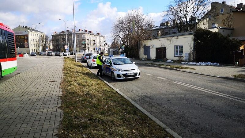 Kierowcy nagminnie łamią zakaz i wjeżdżają na ul. Młyńską | fot. Dominik Wąsik